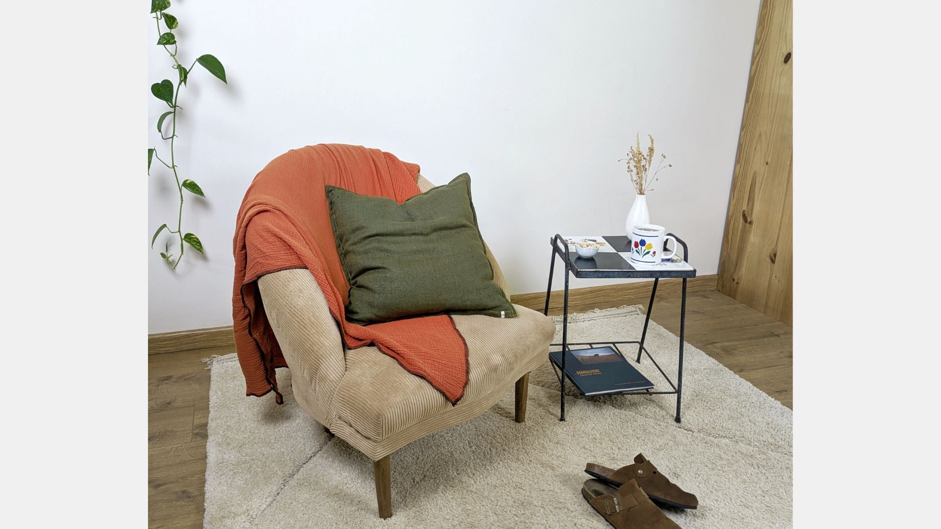Housse de coussin en lin français kaki sur fauteuil, fabriquée en France — Mokiko