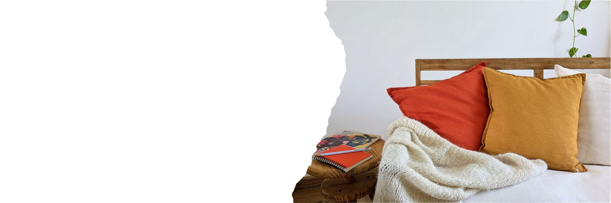 Coussins en lin français orange et jaune  sur fauteuil, collection Mokiko