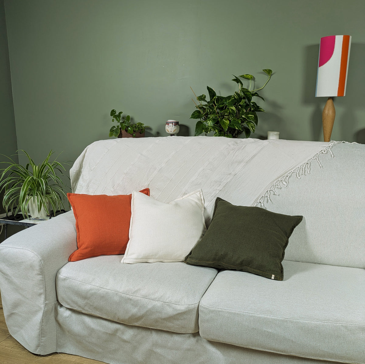 Housses de coussin en lin orange, écru et kaki sur canapé blanc - collection Mokiko