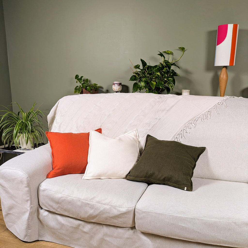 Housses de coussin en lin terracotta écrue et kaki sur canapé blanc - collection Mokiko