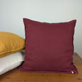 Housse de coussin en lin français bordeaux 45x45 cm, surpiqûre écrue — Mokiko