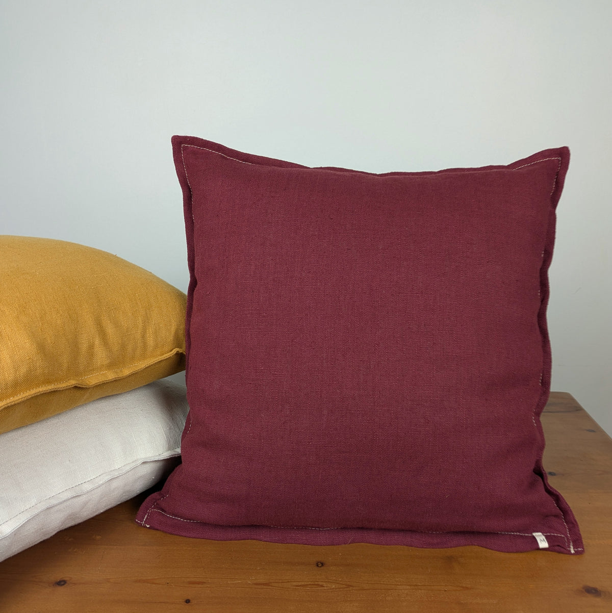 Housse de coussin en lin français bordeaux 45x45 cm, surpiqûre écrue — Mokiko
