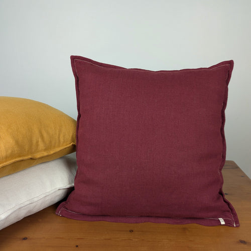 Housse de coussin en lin français bordeaux 45x45 cm, surpiqûre écrue — Mokiko