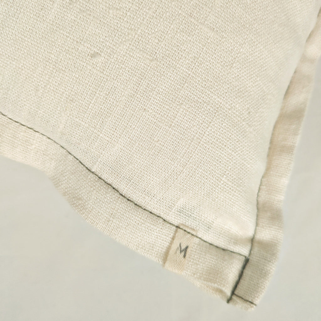 Détail texture lin français écru, surpiqûre kaki - housse de coussin Mokiko