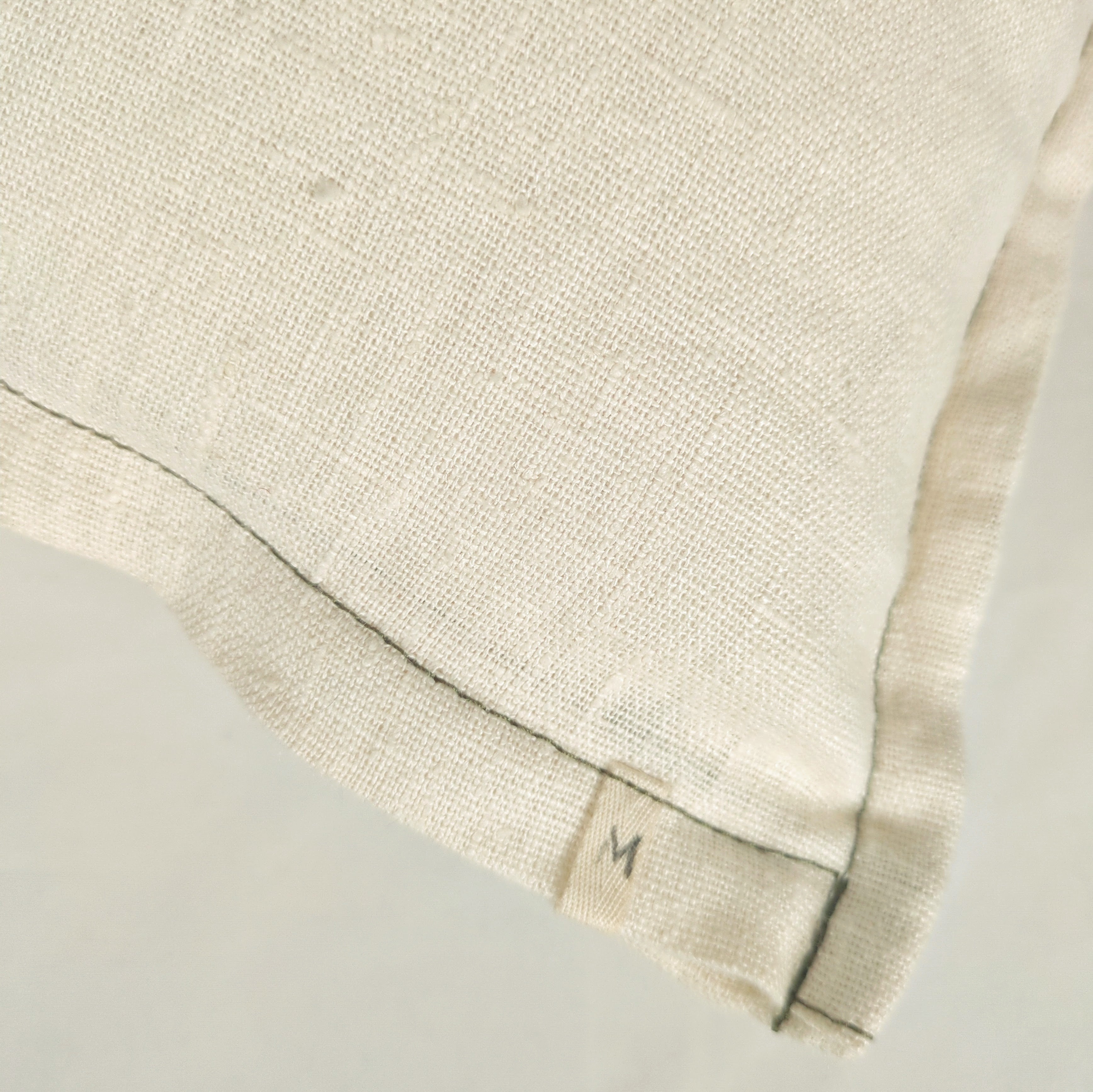 Détail texture lin français écru, surpiqûre kaki - housse de coussin Mokiko