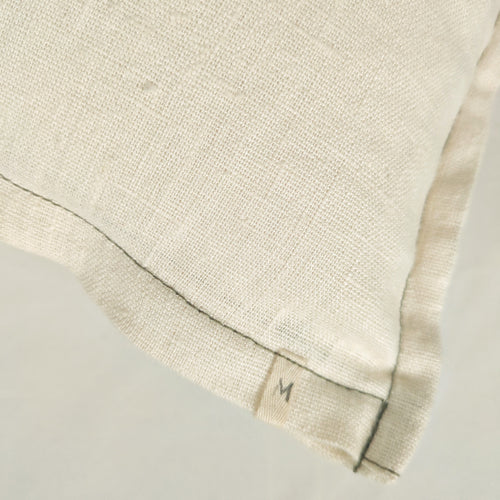 Détail texture lin français écru, surpiqûre kaki - housse de coussin Mokiko