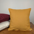 Housse de coussin en lin français moutarde 45x45 cm, surpiqûre écrue — Mokiko