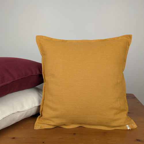 Housse de coussin en lin français moutarde 45x45 cm, surpiqûre écrue — Mokiko
