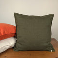 Housse de coussin en lin français kaki 45x45 cm, surpiqûre moutarde - Mokiko