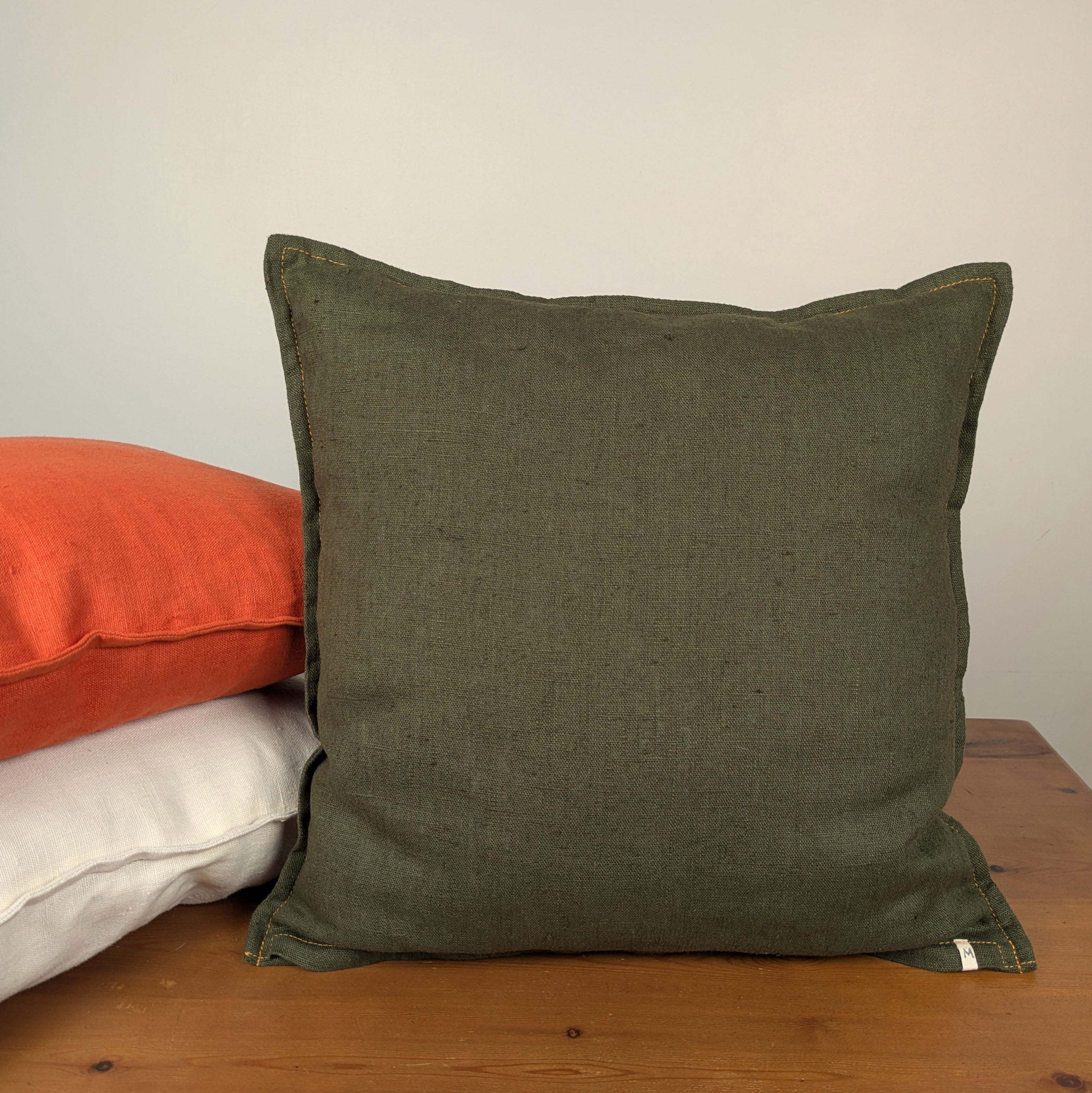 Housse de coussin en lin français kaki 45x45 cm, surpiqûre moutarde - Mokiko