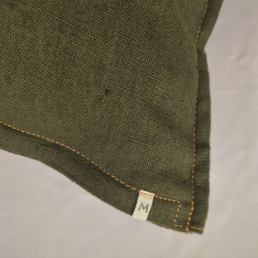 Détail texture lin français kaki, surpiqûre moutarde - housse de coussin Mokiko