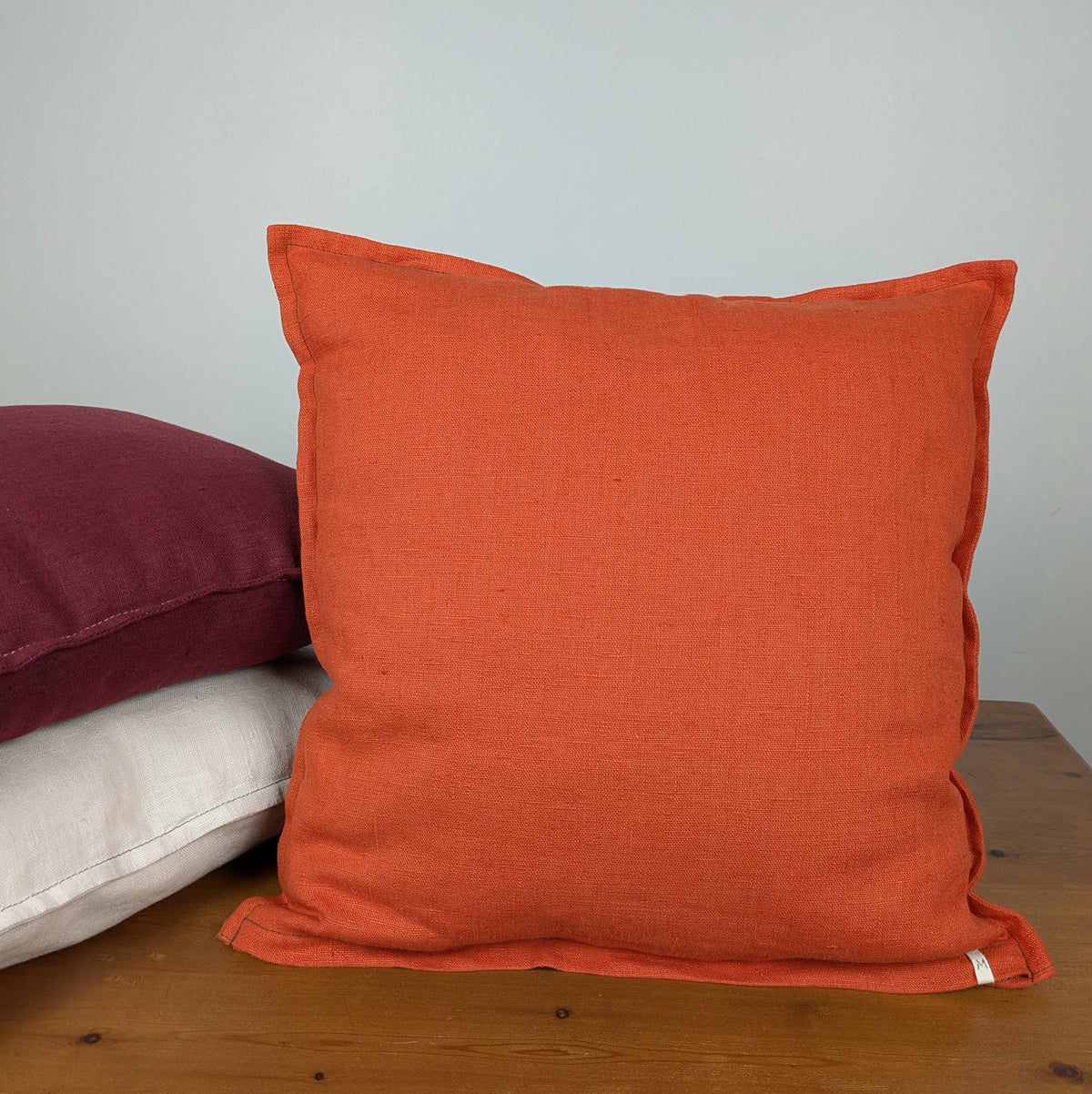 Housse de coussin en lin français terracotta 45x45 cm, surpiqûre kaki — Mokiko
