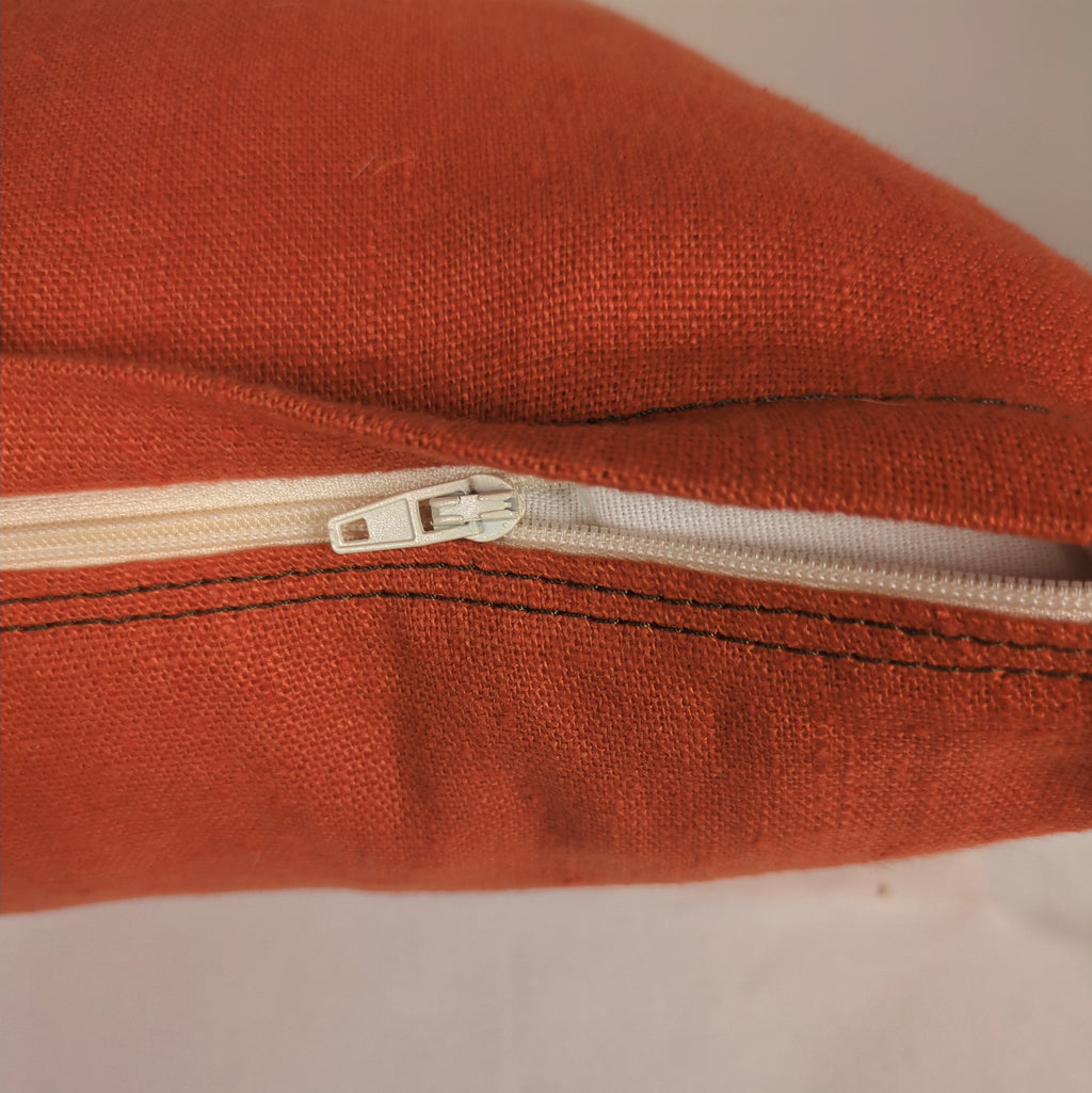 Fermeture éclair cachée sous rabat housse de coussin en lin terracotta -  Mokiko
