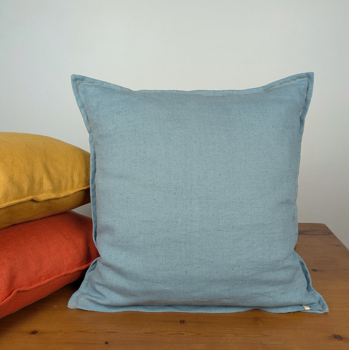Housse de coussin en lin français bleu 45x45 cm, surpiqûre moutarde - Mokiko