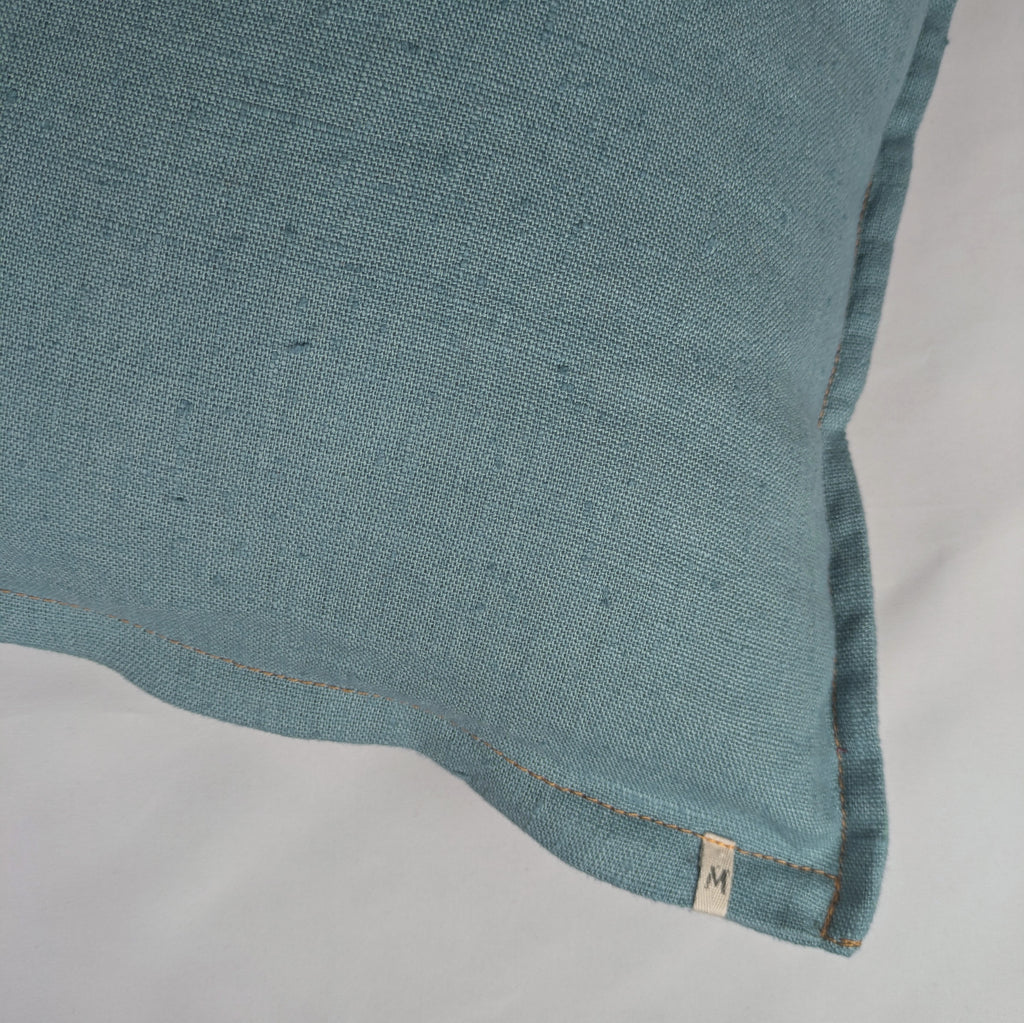 Détail texture lin français bleu, surpiqûre moutarde - housse de coussin Mokiko