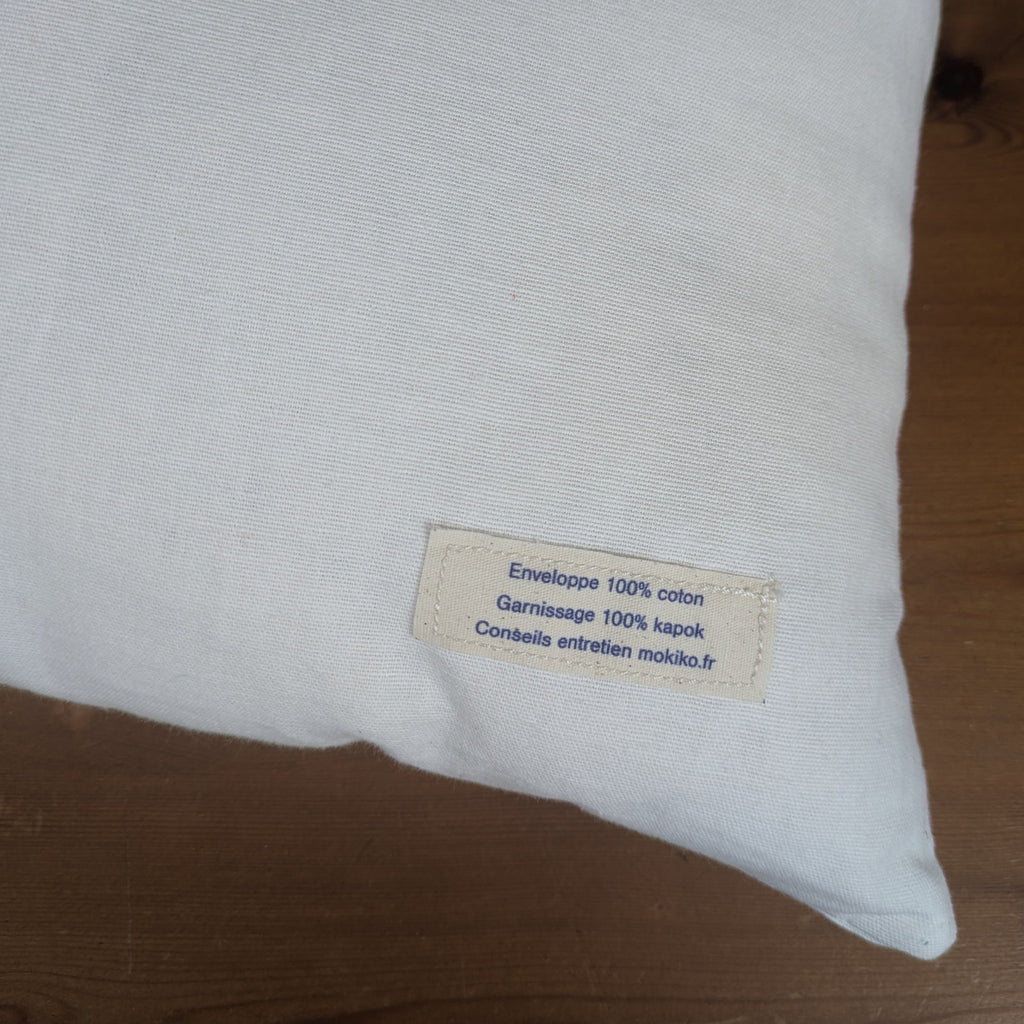 Détail étiquette coussin garni de kapok naturel, fabriqué en France - Mokiko