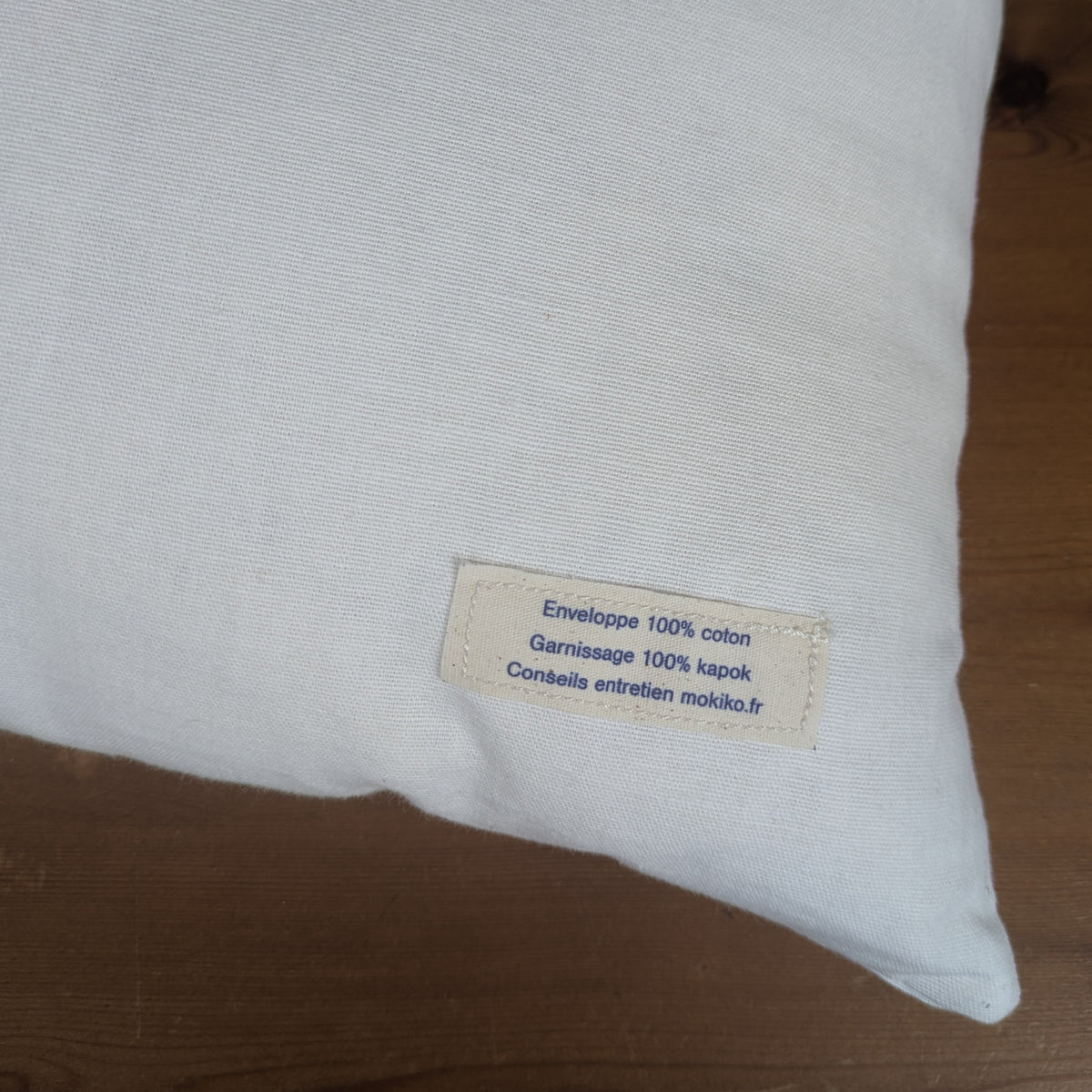 Détail étiquette coussin garni de kapok naturel, fabriqué en France - Mokiko